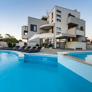  Apartman Menalo
